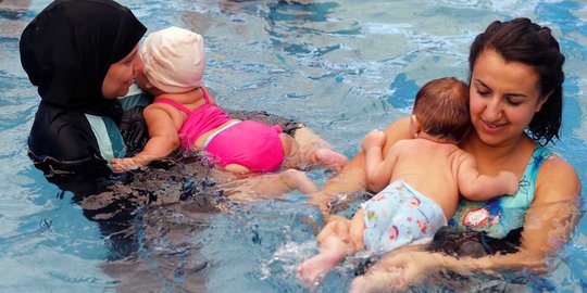 Intip mama muda di Mesir latih bayinya berenang