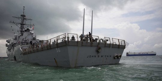 Kondisi kapal perang AS usai tabrak kapal tanker di Selat Malaka