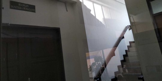 Selain mobil, KPK juga segel lemari & meja kerja Panitera Pengganti PN Jaksel