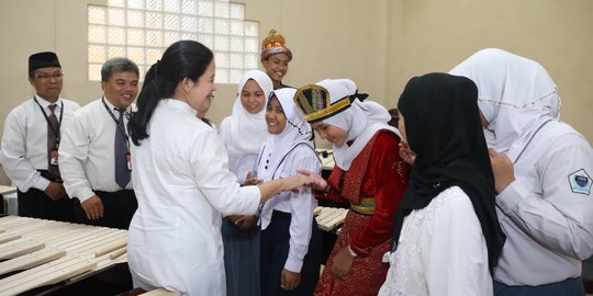 Puan sumbang Kolintang untuk sekolah Indonesia di Malaysia