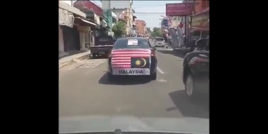 Video viral warga Solo arak bendera Malaysia terbalik