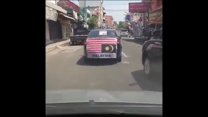 video viral warga solo arak bendera malaysia terbalik