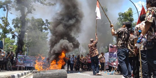 Protes bendera terbalik, massa demo Konjen Malaysia di Medan