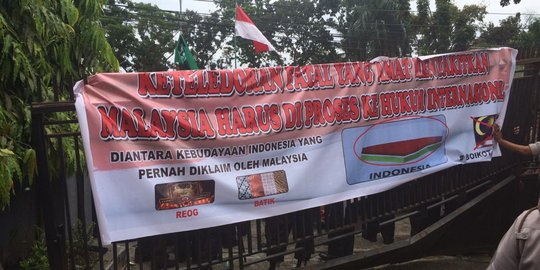 Pagar Konsulat Malaysia di Pekanbaru nyaris ambruk diamuk warga