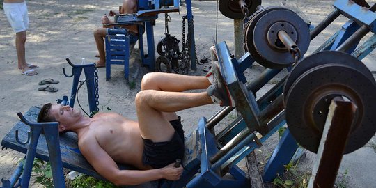 Unik, gym di Ukraina ini ubah sisa kendaraan perang jadi alat fitness