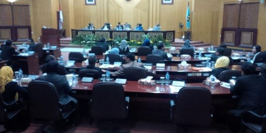 Gara-gara absen pengajian Cak Nun, anggota DPRD Surabaya dilarang kunker