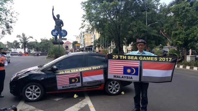 warga solo arak bendera malaysia terbalik