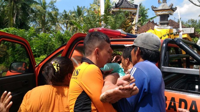 ibu dan balita masuk sumur
