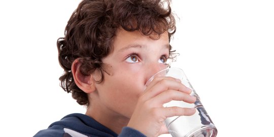 Guru di Bangladesh hukum murid SD minum air got
