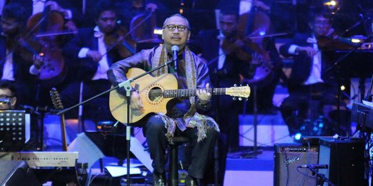 Ebiet G Ade mendapat penghargaan Achmad Bakrie