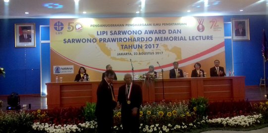 Dosen UIN Syarif Hidayatullah terima Sarwono Award dari LIPI