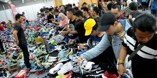 Ratusan warga serbu diskon sepatu Nike di Grand Indonesia