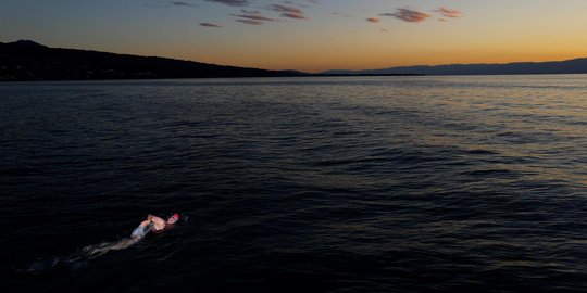 Aksi tiga perenang seberangi danau sejauh 70 kilometer selama 2 hari