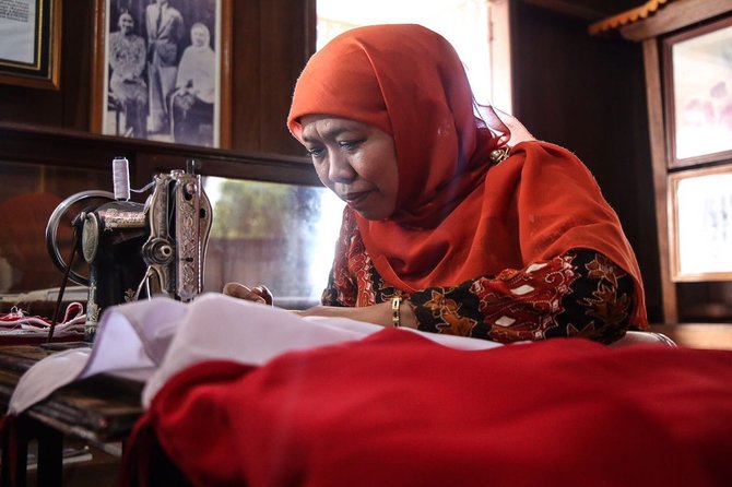 khofifah jahit bendera merah putih di rumah fatmawati