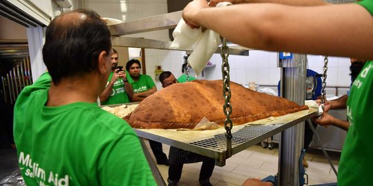 Memecahkan rekor membuat kue samosa terbesar di dunia menjelang Idul Adha