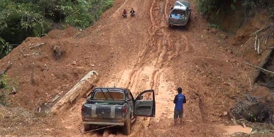 Bertaruh nyawa melintasi jalan rusak di perbatasan Malinau-Malaysia