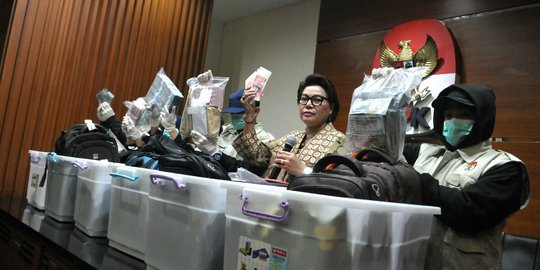 KPK tunjukkan barang bukti hasil penangkapan Dirjen Hubla Kemenhub