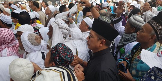 Jumatan ke Masjidil Haram, Menag naik bus dan desak-desakan bareng jemaah