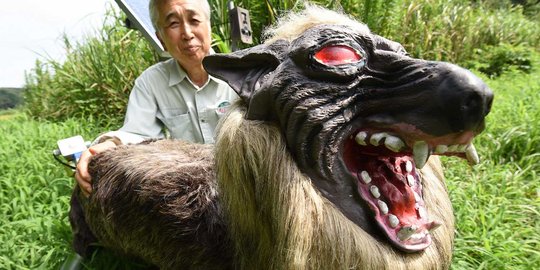 Pria Jepang ini ciptakan robot pengusir hewan liar berwajah menakutkan