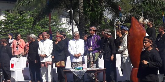 Berpakaian adat Sunda, Jokowi tiba di Karnaval Kemerdekaan Bandung