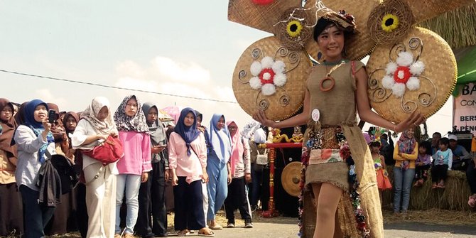 Kampanye peduli lingkungan siswi sulap sampah jadi baju  