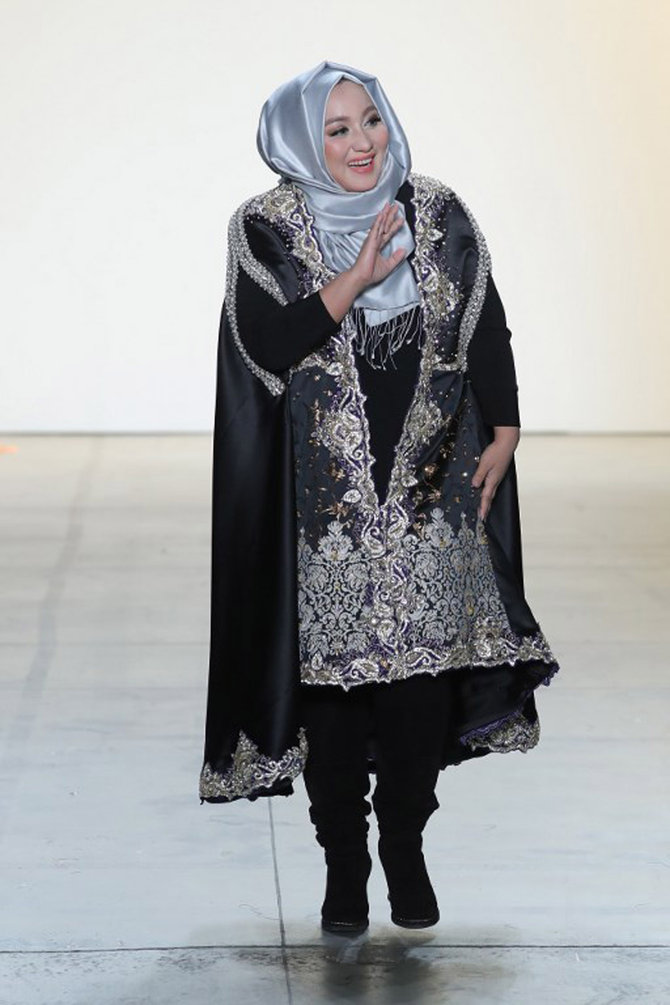 anniesa hasibuan di new york fashion week