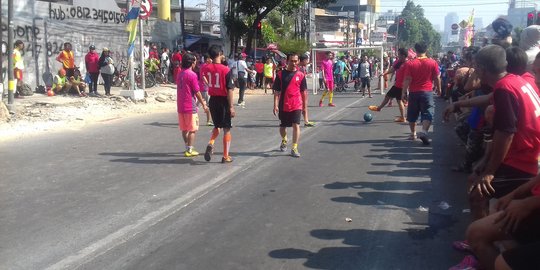 'Kapan lagi tanding futsal di jalanan, dekat lampu merah'