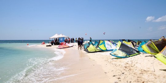 30 Peselancar dunia ikut kompetisi selancar layang di Pulau Tabuhan Banyuwangi
