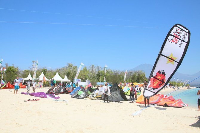 kompetisi selancar layang di pulau tabuhan banyuwangi