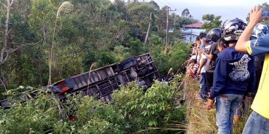 Sopir kaget saat mau nyalip, bus AKAP terperosok ke jurang di Balikpapan