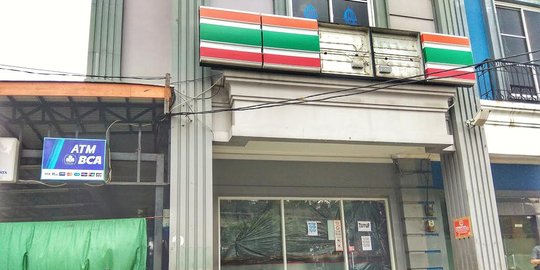 Gerai ditutup, induk usaha 7-Eleven tak mampu bayar utang ratusan miliar