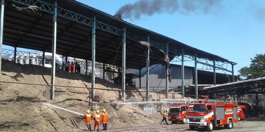 Bahan bakar mesin penggilingan tebu di PG Gempolkrep terbakar