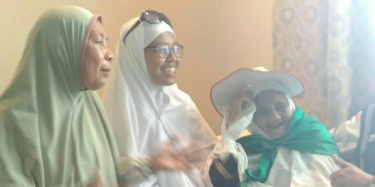 Tawa lepas jemaah haji tertua di dunia saat tiba di Makkah