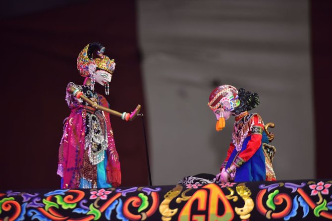 sosialisasi penggunaan dana desa melalui pentas wayang golek di subang