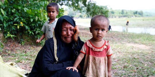 Tangis histeris wanita Rohingya saat ditolak mengungsi ke Bangladesh