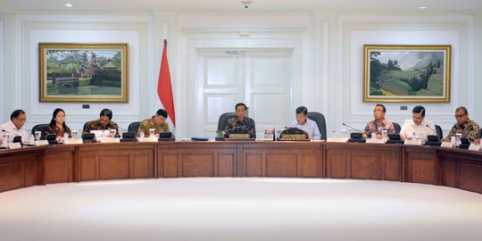 Di sidang kabinet, Jokowi ingatkan lagi tak buat aturan hambat investasi