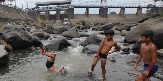 Keceriaan anak-anak saat debit pintu air Katulampa Bogor menyusut