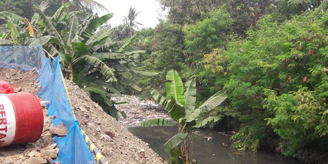 Dampak proyek kereta bandara Soekarno-Hatta, kali di Daan Mogot dipenuhi sampah