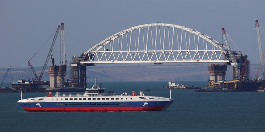 Melihat cara Rusia bangun jembatan penghubung Krimea di atas Selat Kerch