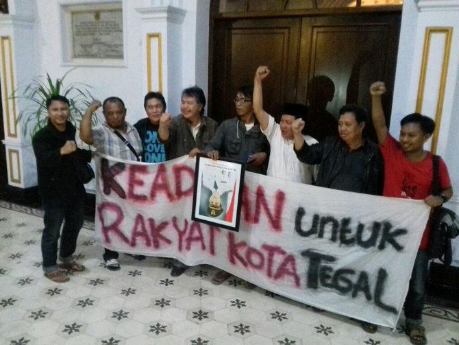 massa geruduk balai kota tegal