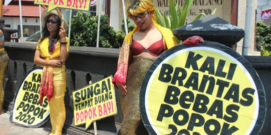 Saat 'ikan duyung' kampanye tidak buang popok di Kali Brantas