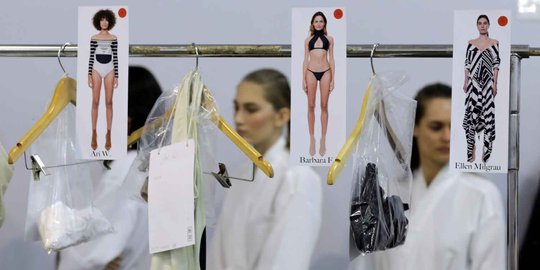 Mengintip model cantik Sao Paulo Fashion Week di kamar ganti