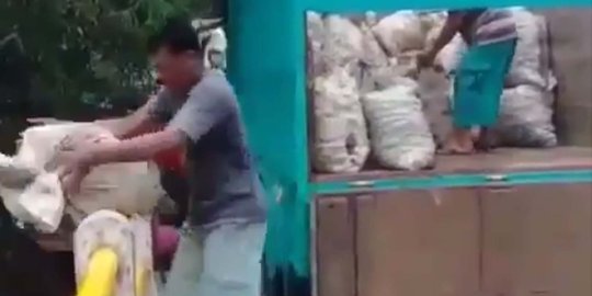 Sungai Bogowonto diduga jadi tempat buang sampah pedagang Wonosobo