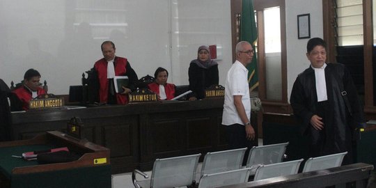 Hakim minta terdakwa kasus keterangan palsu SMAK Dago dihadirkan