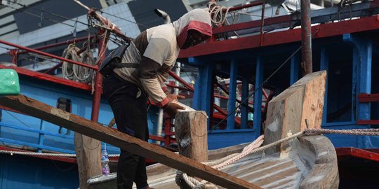 Denyut kehidupan tukang servis kapal di Muara Angke