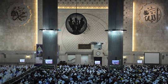 Salat di Istiqlal, JK wakili Presiden Jokowi serahkan 