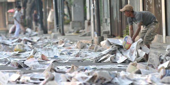 Sampah koran bertebaran usai salat Idul Adha