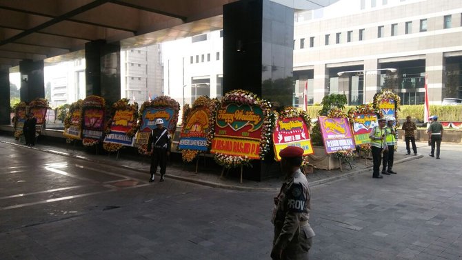 Karangan bunga Presiden hingga politisi di pernikahan anak 