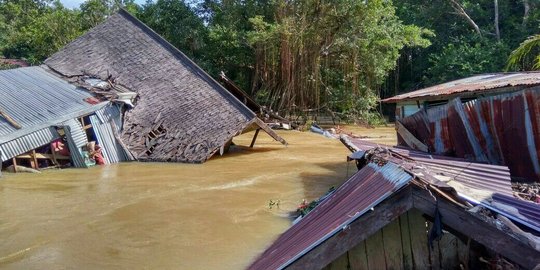 Banjir rendam 13 desa dan rusak 4 rumah warga di Kalbar