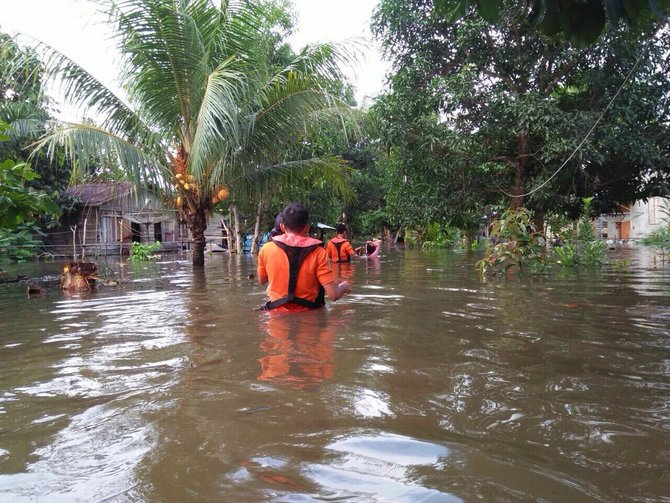 banjir rusak 4 rumah warga di kalbar